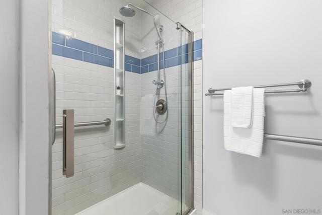 5188 Weymouth Way, Oceanside CA: https://media.crmls.org/mediaz/da451e16-9796-4198-a1e7-3a1e4bd0b65e.jpg