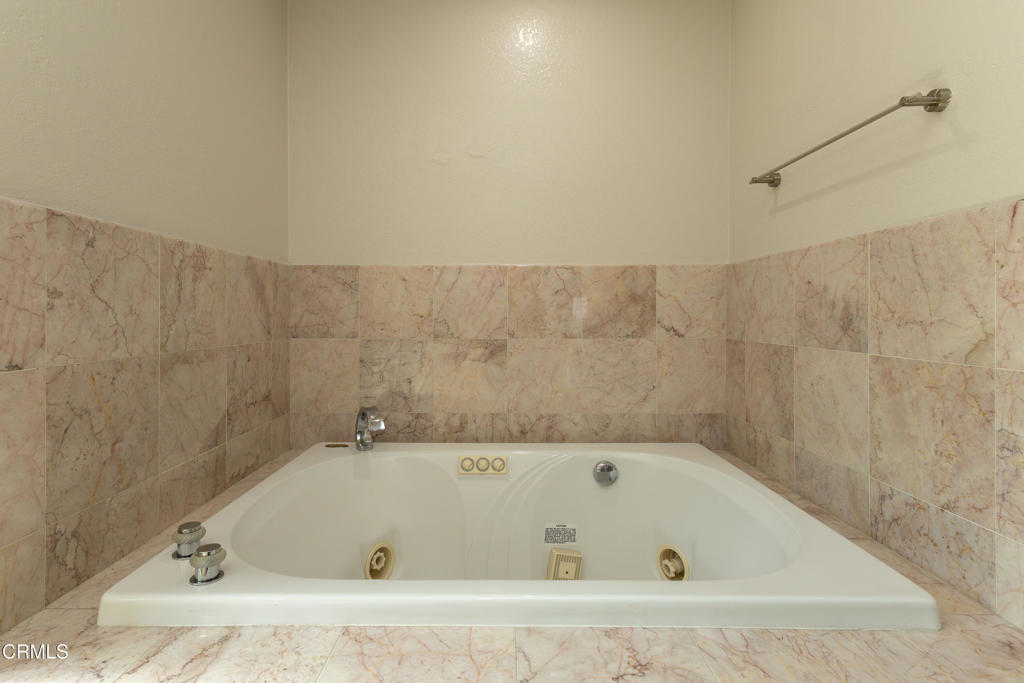 https://media.crmls.org/mediaz/da452417-8635-4101-b16b-2b8a9bc95941.jpg?preset=X-Large