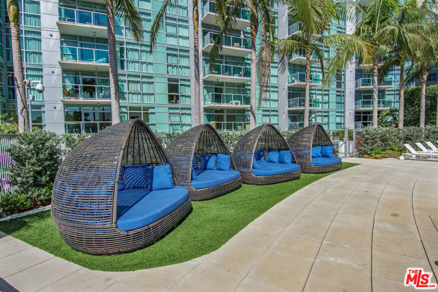 13700 Marina Pointe Drive, Marina del Rey CA: https://media.crmls.org/mediaz/da4540c2-22f8-434f-8422-5a4284972e57.jpg