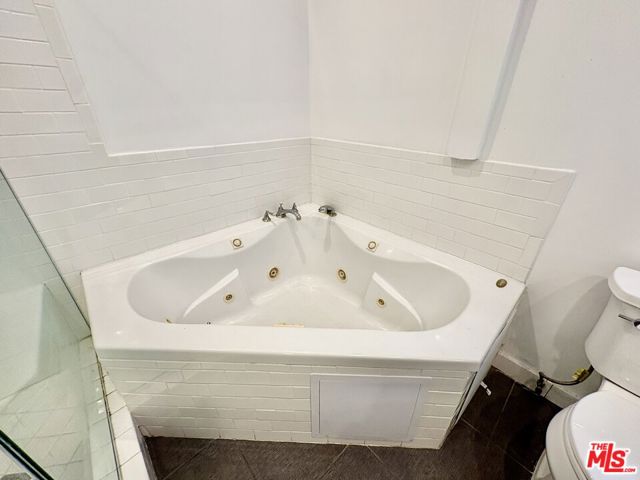 404 N Gardner, Los Angeles CA: https://media.crmls.org/mediaz/da45c409-84fc-4c8b-90e6-3c10704c017d.jpg