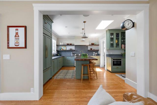 827 Walnut Avenue, Burlingame CA: https://media.crmls.org/mediaz/da45ee6a-9e0f-483b-8eec-b202598bfce7.jpg