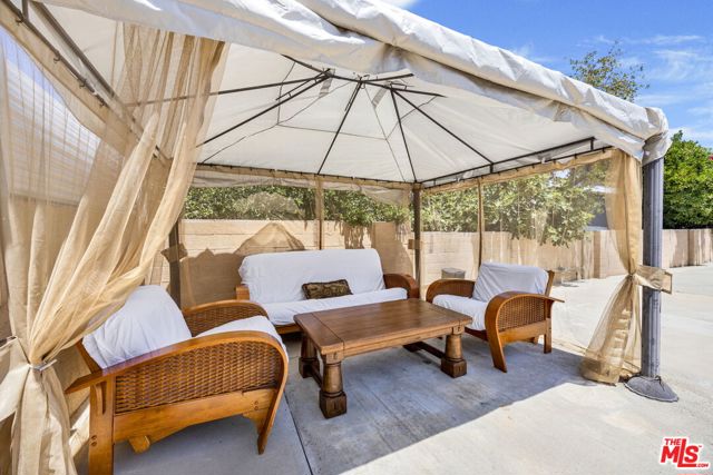 10109 Gloria Avenue, North Hills CA: https://media.crmls.org/mediaz/da46e13f-7e9f-4bdf-aacb-aea12e95b87d.jpg