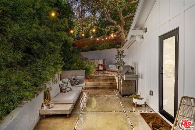 4104 Saugus Avenue, Sherman Oaks CA: https://media.crmls.org/mediaz/da47651d-e6fd-4288-aa42-e6b344272649.jpg