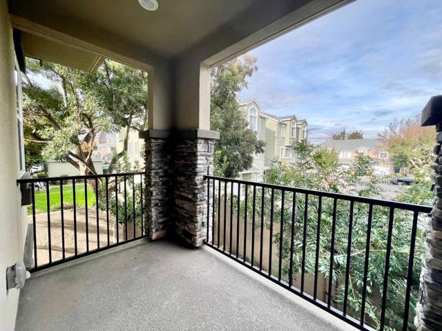 24500 Autumn Mist Way, Hayward CA: https://media.crmls.org/mediaz/da47732f-329c-476d-8225-af7ece4435b8.jpg