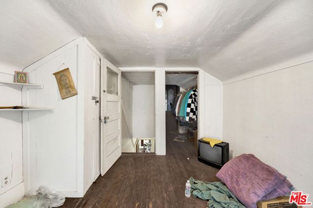 1215 W 39th Place, Los Angeles CA: https://media.crmls.org/mediaz/da47a495-aaf5-4607-87b0-a2188dd09811.jpg