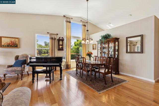 21 Mercury Ct, Pleasant Hill CA: https://media.crmls.org/mediaz/da49a59d-f8f1-4122-ae3a-623c587f494e.jpg