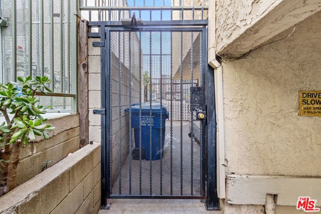 3329 Keystone Avenue, Los Angeles CA: https://media.crmls.org/mediaz/da49a85c-bbdc-47d0-9e3b-9dd218c0839e.jpg