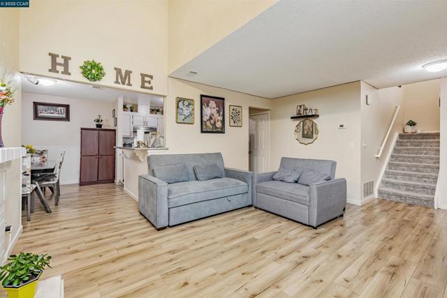4301 Beechnut Ln, Oakley CA: https://media.crmls.org/mediaz/da49e812-c0da-42c0-8432-5c88e29c3e14.jpg