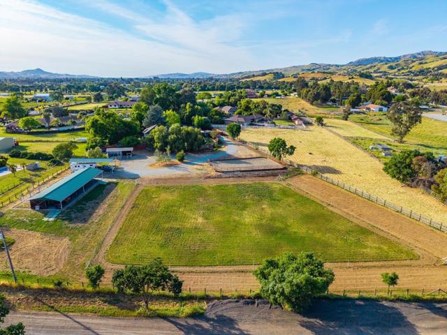 9900 Walter Welsher Court, Gilroy CA: https://media.crmls.org/mediaz/da4b3333-2b69-4274-8811-7bdfeca5c1bc.jpg