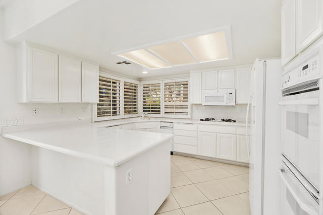 2 Vistara Drive, Rancho Mirage CA: https://media.crmls.org/mediaz/da4b3deb-9104-4147-aa5a-995940fb2d5e.jpg