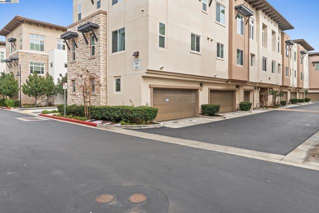 5223 S Esprit Loop, Dublin CA: https://media.crmls.org/mediaz/da4b7677-356d-4b9c-9a6a-5af8d0525977.jpg
