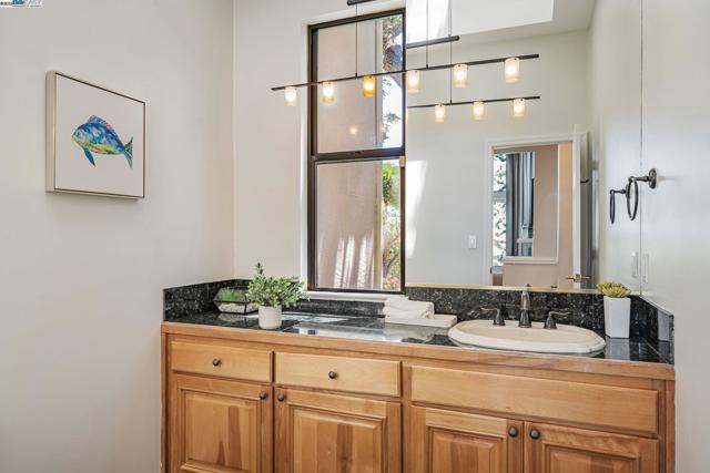 530 Oakshire Pl, Alamo CA: https://media.crmls.org/mediaz/da4bd2b7-f0b9-4310-817e-527fa600abba.jpg