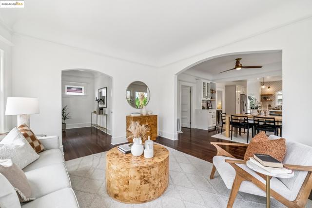 678 65Th St, Oakland CA: https://media.crmls.org/mediaz/da4bec87-8ccc-4e26-a4b7-b7f28f324201.jpg
