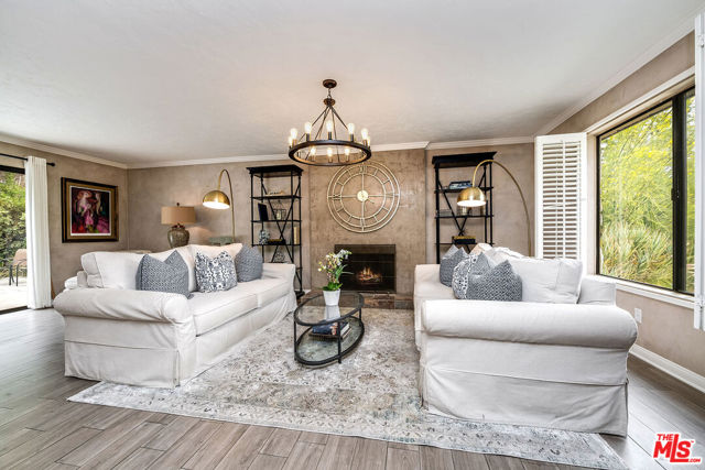 24417 Clipstone Street, Woodland Hills CA: https://media.crmls.org/mediaz/da4c0ec9-4b39-46f3-979a-c1acb3b9f7c9.jpg