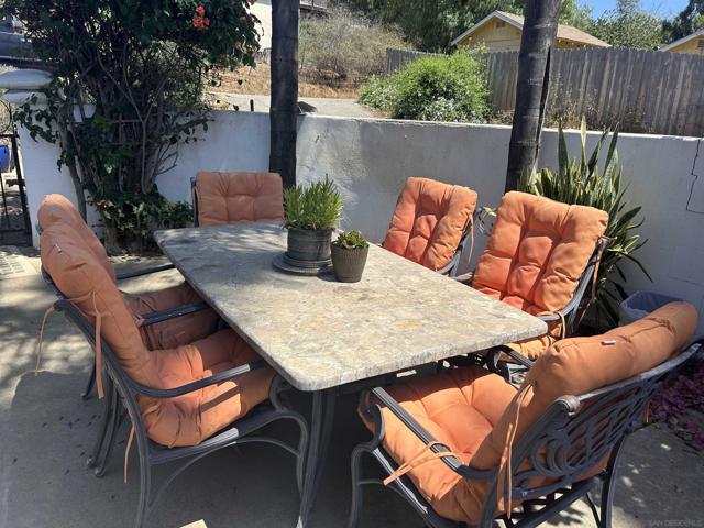 1190 Robertson Dr, Escondido CA: https://media.crmls.org/mediaz/da4cf133-a731-4484-a9f8-491bd94615da.jpg