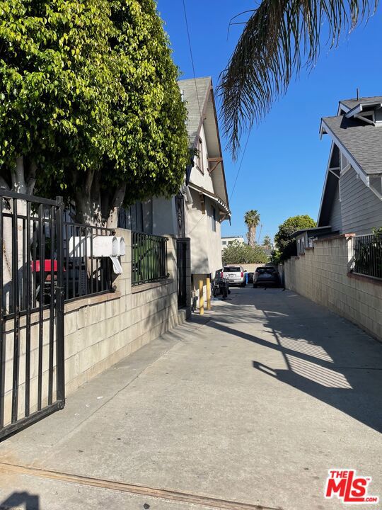 524 N Cummings Street, Los Angeles CA: https://media.crmls.org/mediaz/da4d49e3-b68e-4a33-a9d9-1fc28978cf62.jpg