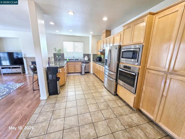 881 Meadow View Dr, Richmond CA: https://media.crmls.org/mediaz/da4d8b46-df52-456e-9860-ca43bcc80faa.jpg