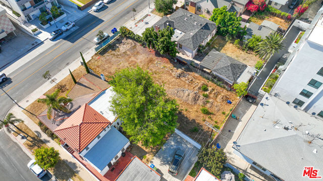 1562 S Fairfax Avenue, Los Angeles CA: https://media.crmls.org/mediaz/da4dad4c-bfa4-4315-b157-e33dc0f96238.jpg