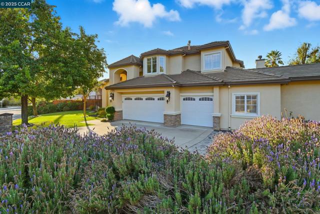 1975 Holly Creek Pl, Concord CA: https://media.crmls.org/mediaz/da4f24db-8d68-49f7-a0b3-0342f8d97e7e.jpg