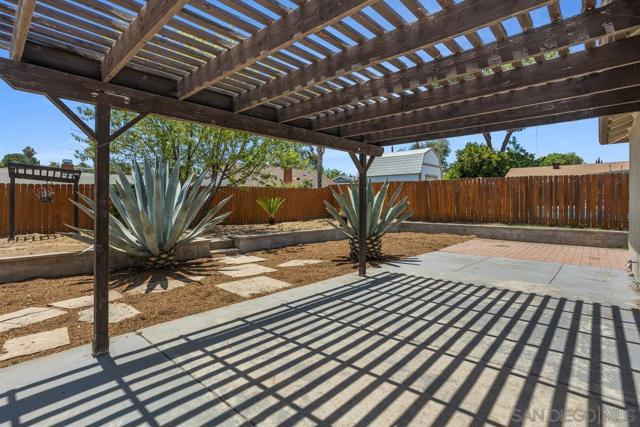 1561 Oak Hill Dr, Escondido CA: https://media.crmls.org/mediaz/da4f4daf-eb25-48a2-ad0a-e1f19da1280e.jpg