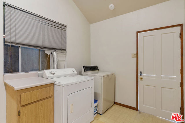 1831 N Buena Vista Street, Burbank CA: https://media.crmls.org/mediaz/da4f5c05-48cd-4cfd-8173-fc730edbdc39.jpg