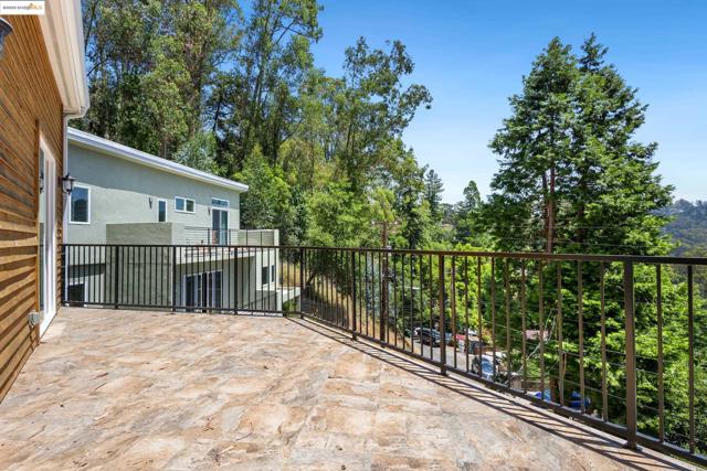5915 Balboa Dr, Oakland CA: https://media.crmls.org/mediaz/da4f7376-2c6a-42fc-88e0-00c51a31079a.jpg