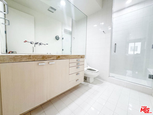 3505 Ocean Front Walk, Marina del Rey CA: https://media.crmls.org/mediaz/da4fafe5-810a-4e62-b36c-0958b5c7056e.jpg