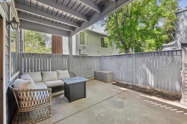 7104 Cross Creek Cir, Dublin CA: https://media.crmls.org/mediaz/da502cd7-bc18-4e6c-9ab1-c1c2f647b36f.jpg