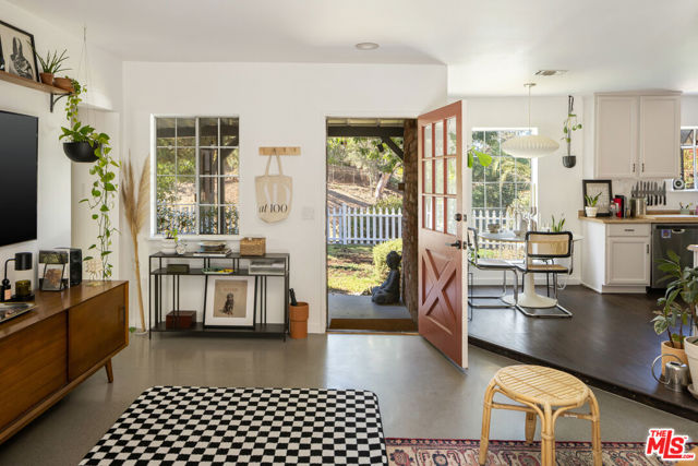 7815 Denivelle Road, Sunland CA: https://media.crmls.org/mediaz/da51313a-7085-427b-8e6d-ecb0fa37c2c0.jpg