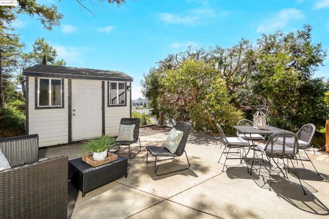 4329 Lawrence Dr, Castro Valley CA: https://media.crmls.org/mediaz/da518cd4-eeb3-4b3c-b3b2-fdad99356467.jpg