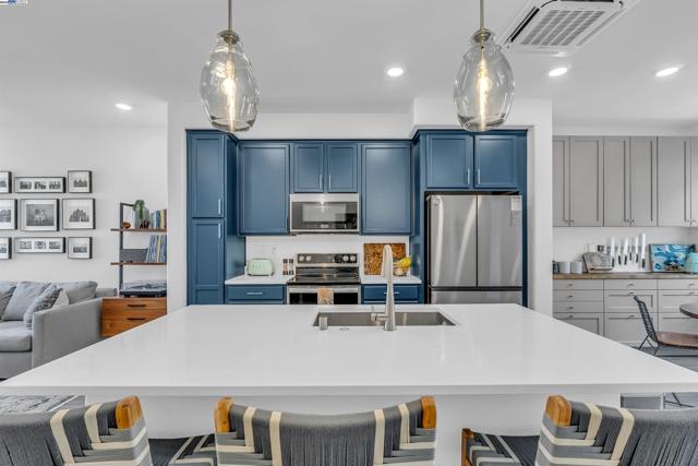 2866 Crusader st, Alameda CA: https://media.crmls.org/mediaz/da51cf43-0236-4c26-804f-9923650abc78.jpg