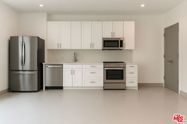 834 S Shenandoah Street, Los Angeles CA: https://media.crmls.org/mediaz/da521b61-0b89-4be3-a04f-3ad3b953c284.jpg