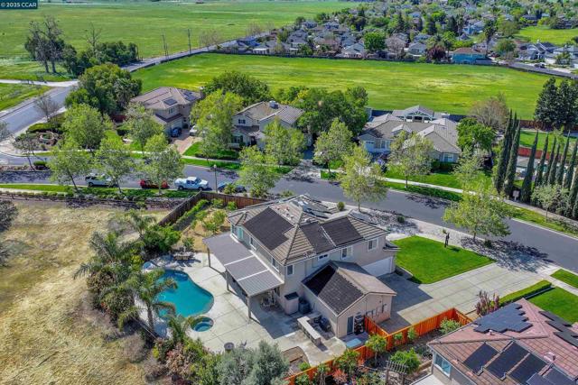 2121 Bluffs Dr, Livermore CA: https://media.crmls.org/mediaz/da52e5c5-8fc5-419e-a415-68a1826ab1e2.jpg