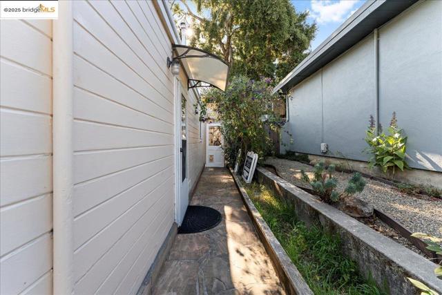 18943 Crest Ave, Castro Valley CA: https://media.crmls.org/mediaz/da535775-803e-48c3-bdaf-1b48ddaa4fe0.jpg