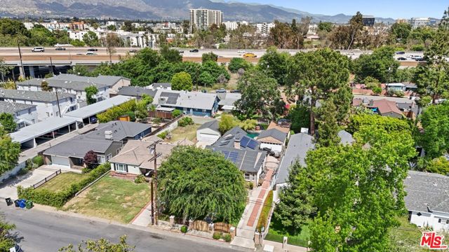 5324 Irvine Avenue, Valley Village CA: https://media.crmls.org/mediaz/da535d43-259d-40d0-ac34-d56f4120d2cc.jpg