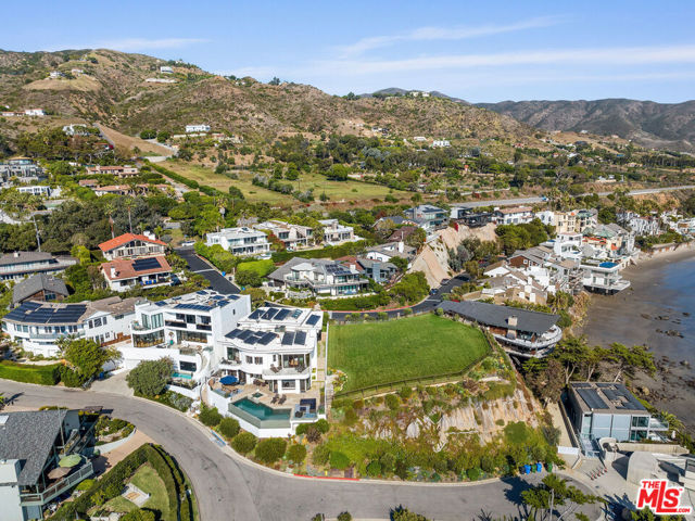 31540 Victoria Point Road, Malibu CA: https://media.crmls.org/mediaz/da538672-997f-410f-b55e-ef81af499b32.jpg