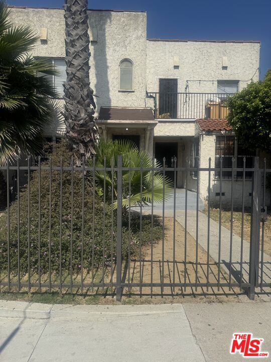 6125 West Boulevard, Los Angeles CA: https://media.crmls.org/mediaz/da53b871-42c9-4d96-bc78-f88e86ce0658.jpg