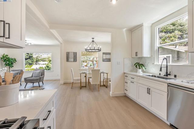 6927 Sunkist Dr, Oakland CA: https://media.crmls.org/mediaz/da544afe-4103-4a36-a181-415dfc92166e.jpg