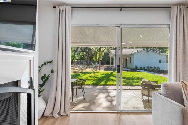 2129 Youngs Ct, Walnut Creek CA: https://media.crmls.org/mediaz/da55190f-2a20-455b-9c7c-628e65df39fc.jpg