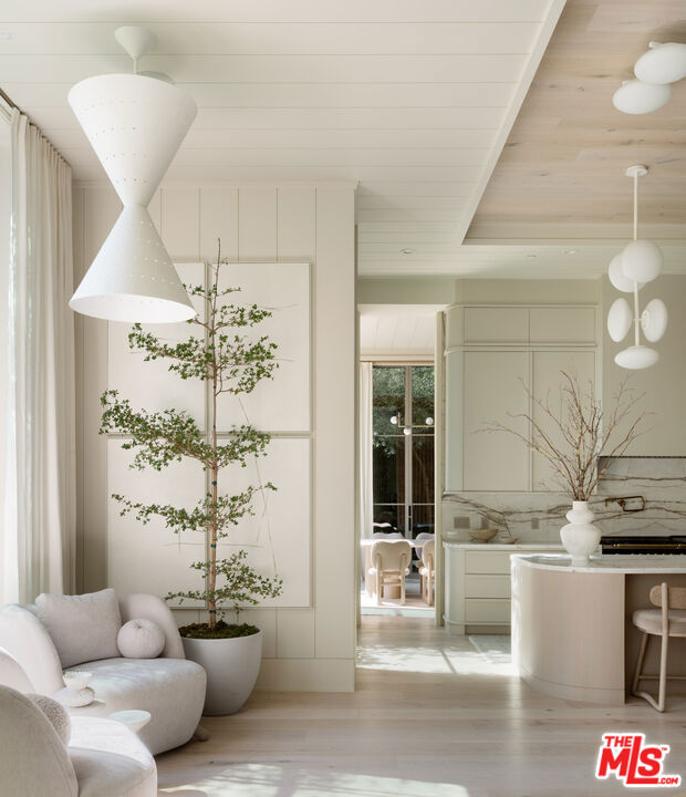 127 S Burlingame Avenue, Los Angeles CA: https://media.crmls.org/mediaz/da558f6f-e519-4b51-a17c-b308082aaa38.jpg