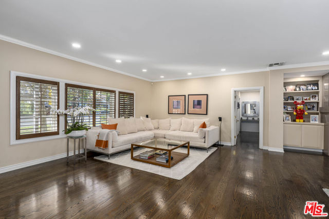 15405 Valley Vista Boulevard, Sherman Oaks CA: https://media.crmls.org/mediaz/da55a7fa-80b8-41c5-86a3-392b5e712bb5.jpg