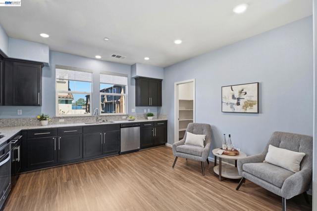 Image 14 of 47 For 102 Fanuncio Ln