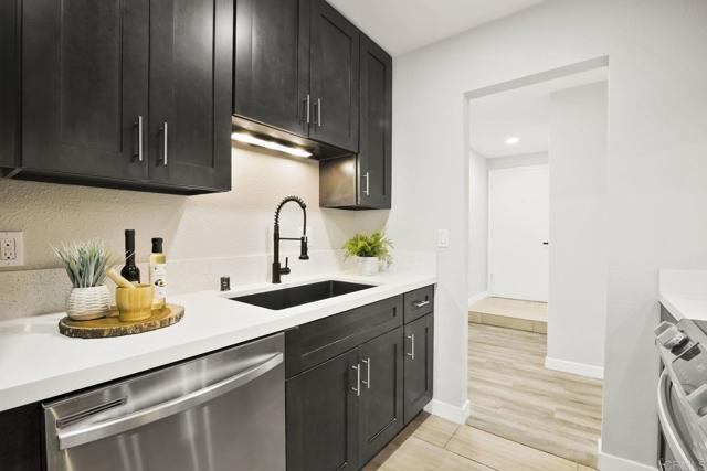 Detail Gallery Image 8 of 21 For 3230 Ashford Street a,  San Diego,  CA 92111 - 2 Beds | 2 Baths