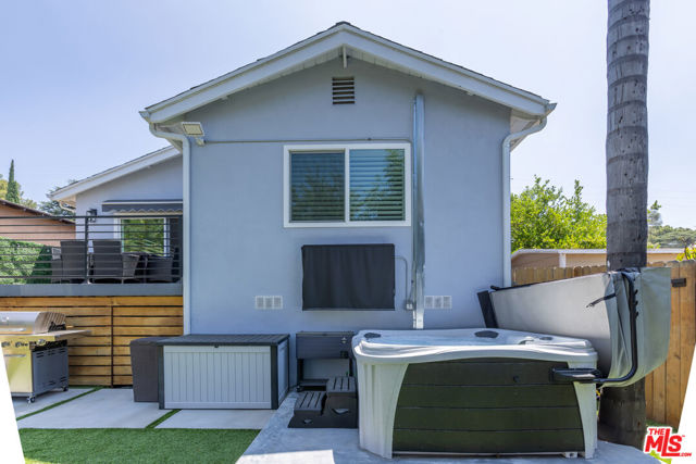 10315 Fairgrove Avenue, Tujunga CA: https://media.crmls.org/mediaz/da59220f-2aa5-4251-bef6-4803d617aa84.jpg