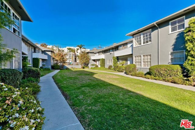 5014 CLINTON Street, Los Angeles CA: https://media.crmls.org/mediaz/da59a017-7224-4a74-ba46-ded4a477c3ec.jpg