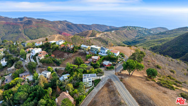 1876 Lookout Road, Malibu CA: https://media.crmls.org/mediaz/da5a1d15-f333-45b4-b8b9-9dd6cbd5aca1.jpg