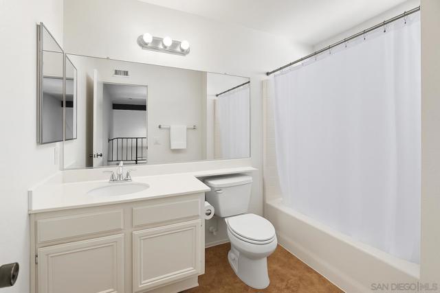 378 Paseo Marguerita, Vista CA: https://media.crmls.org/mediaz/da5a442e-eaab-495e-b9cc-7d11193e80db.jpg