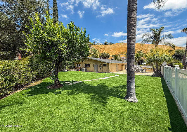 23225 Cass Avenue, Woodland Hills CA: https://media.crmls.org/mediaz/da5a6d1f-4364-4f75-b5e7-3c4321938d97.jpg