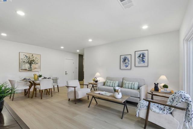 32252 Coronation dr, Union City CA: https://media.crmls.org/mediaz/da5bea49-bc42-4d69-bc8b-22e413cecb51.jpg