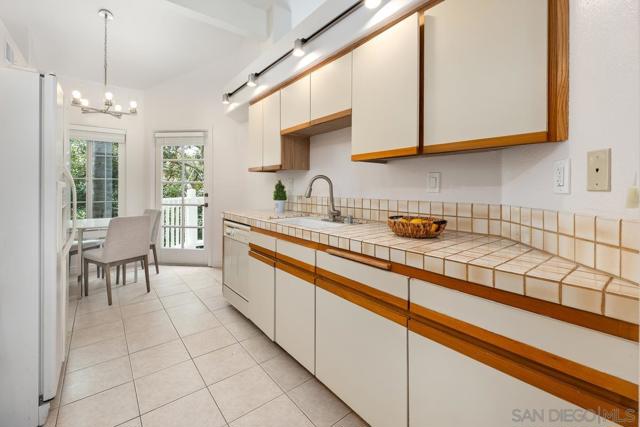 8585 Via Mallorca, La Jolla CA: https://media.crmls.org/mediaz/da5c2041-fbee-4c47-95f5-fcb4bb681ca3.jpg